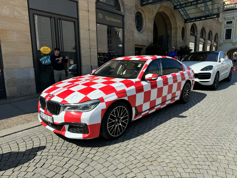 Slavonci u Njemačku dovezli crveno-bijeli BMW, Vatreni se potpisali na njega