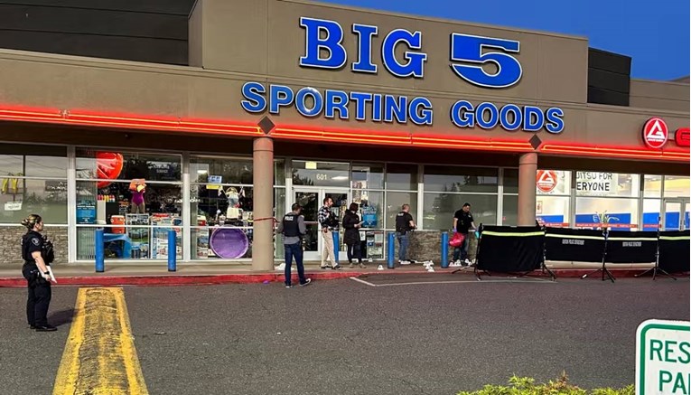 Tinejdžer u SAD-u vraćao repliku pištolja u trgovinu. Zaštitar ga upucao i ubio 