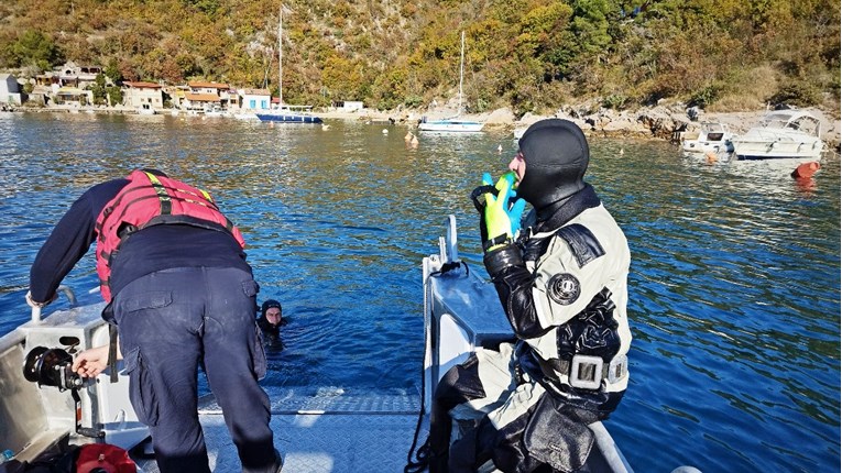 Traje potraga za nestalom osobom na Kvarneru, pronađena nasukana sandolina