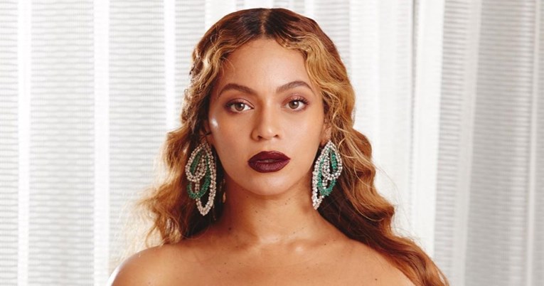 Beyoncé obara s nogu u haljini s riskantno visokim prorezom