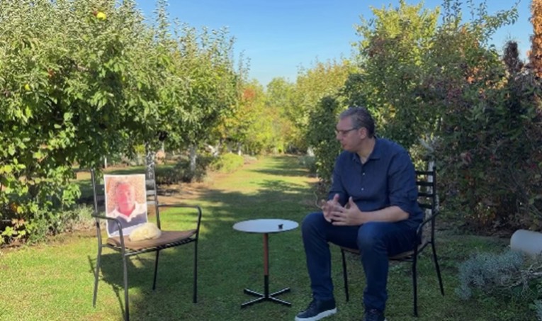 VIDEO Vučić razgovara s kamenom za kupus