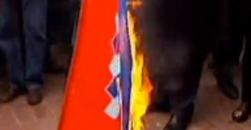 Mladić u Petrinji zapalio hrvatsku zastavu