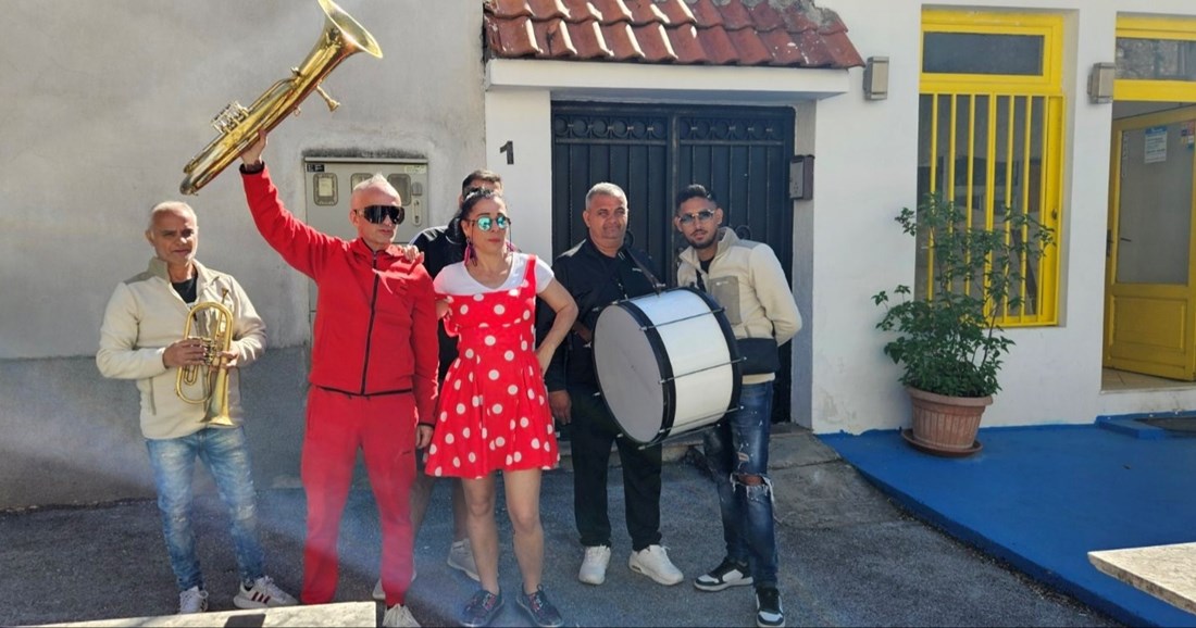 Mostarac proslavio razvod uz trubače i burek. Ispred suda mu pjevali Izađi, mala