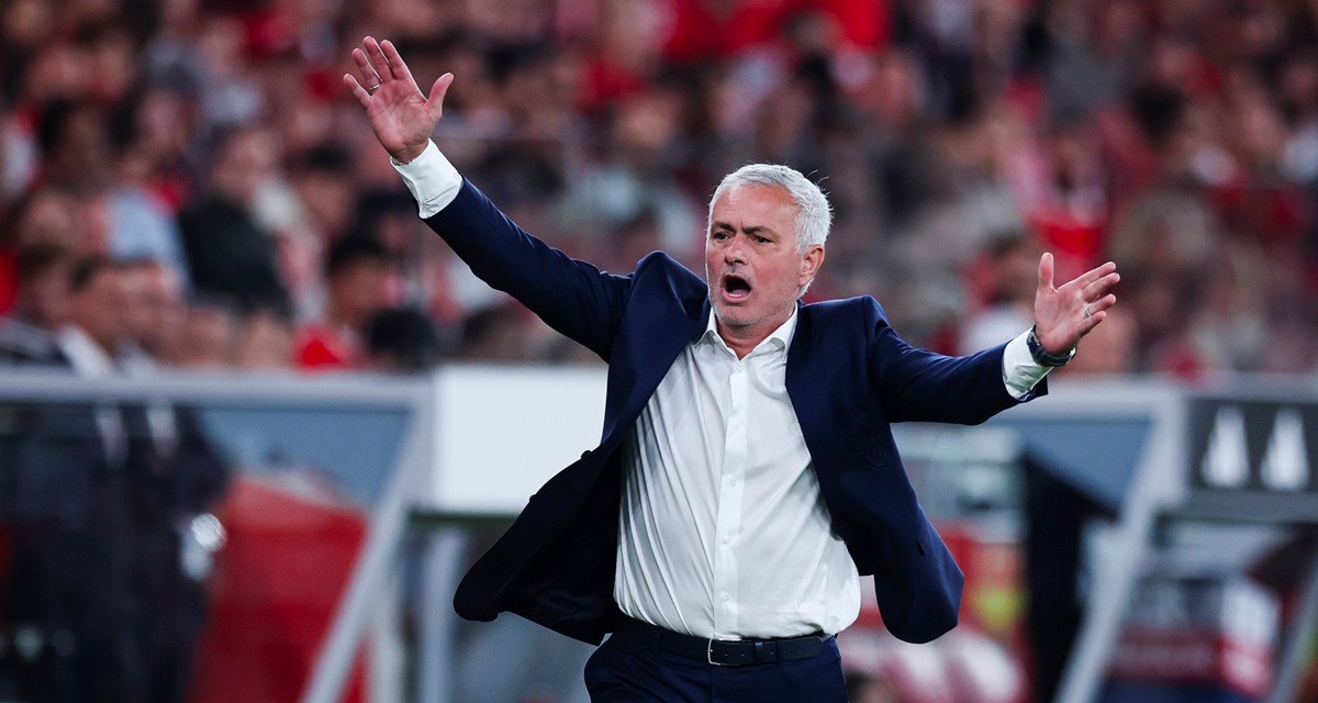 VIDEO Mourinho morao intervenirati. Navijači zasuli Fernandeza bocama