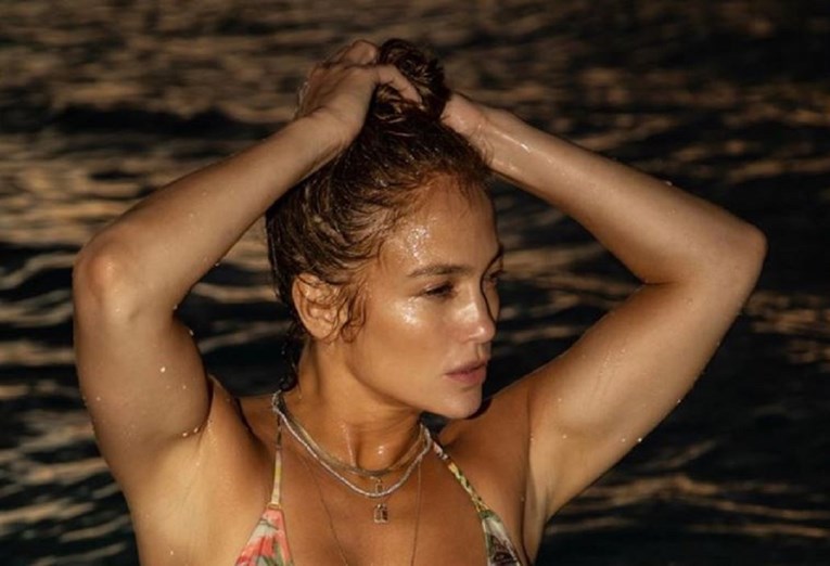 Ljudi ne vjeruju kako J.Lo izgleda u badiću u 52. godini: "Latino vampirica"