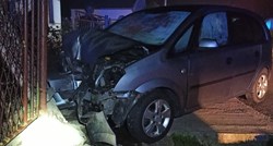 Auto kod Osijeka sletio s ceste i udario u ogradu, jedna osoba poginula
