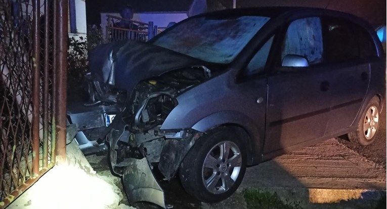 Auto kod Osijeka sletio s ceste i udario u ogradu, jedna osoba poginula