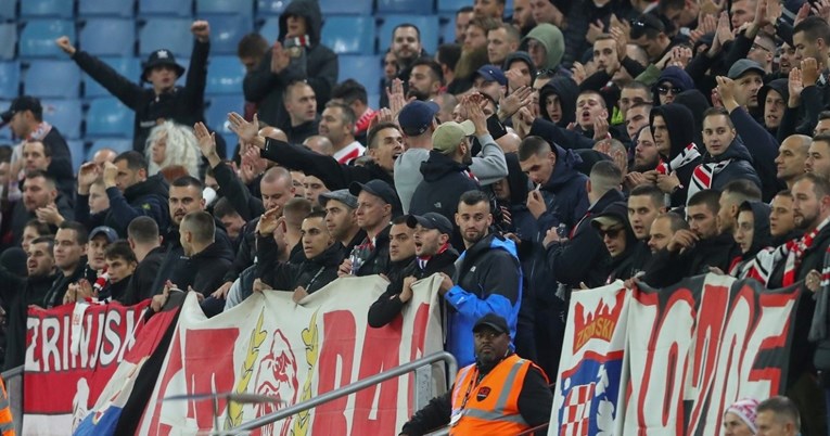 Igrači Zrinjskog u poluvremenu utakmice s Aston Villom potpisivali dresove navijača