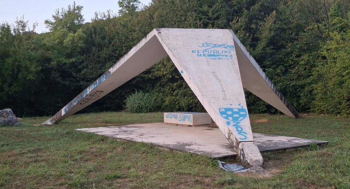 Kod Sinja devastiran spomenik partizanima koje su streljale ustaše
