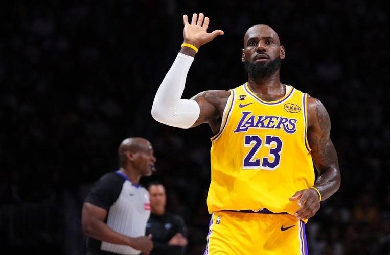 LeBron je imao loptu na svojoj polovici. Uslijedilo je dodavanje za povijest NBA lige