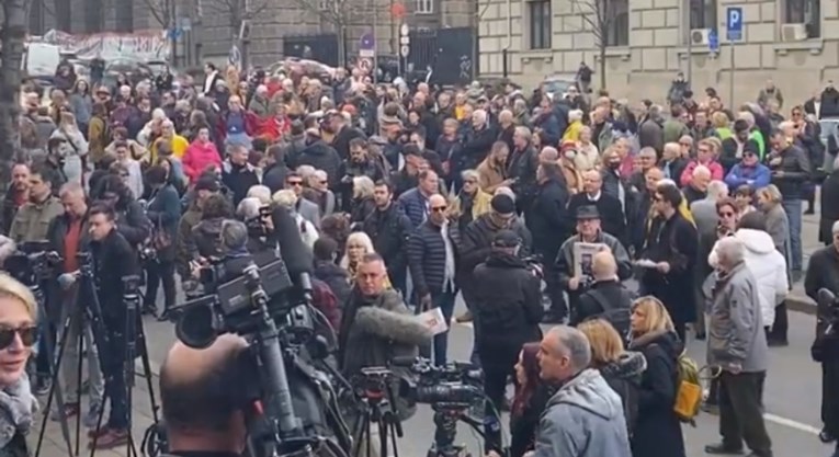 Stotine ljudi izašle na ulice Beograda zbog presude za ubojstvo novinara Ćuruvije