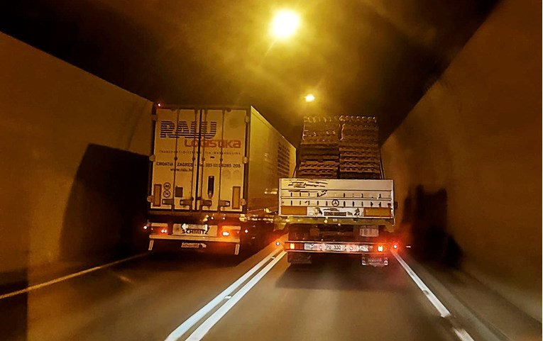 Kamion preko dvostruke pune linije pretjecao u tunelu Učka