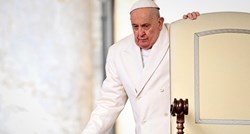 Papa ograničio svoje obraćanje zbog prehlade
