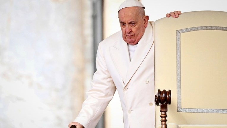 Papa ograničio svoje obraćanje zbog prehlade