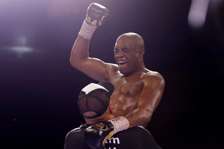 Jedan od najboljih MMA boraca svih vremena postaje policajac