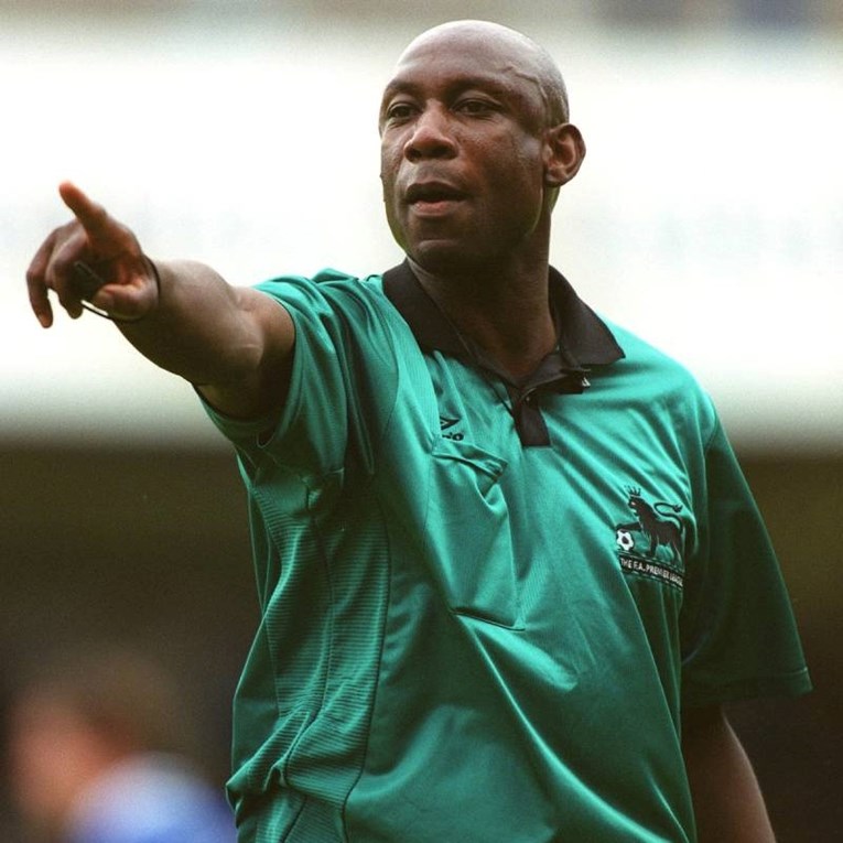 Preminuo je Uriah Rennie, prvi crni sudac u povijesti Premier lige