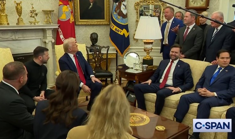 VIDEO Trumpov novinar Zelenskom: Zašto ne nosite odijelo? Imate li ga uopće?