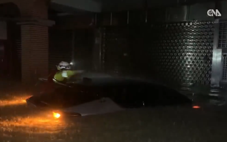 Tajfun Fung-wong donio poplave na Tajvan, tisuće evakuirane