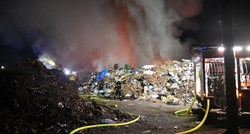 Požar u riječkom reciklažnom dvorištu pod kontrolom, 20-ak vatrogasaca još dežura