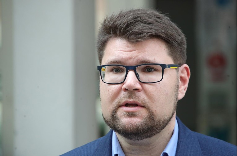 Napeto na okupljanju SDP-ovaca u Tuhlju, došao i Bernardić. Grbin održao presicu