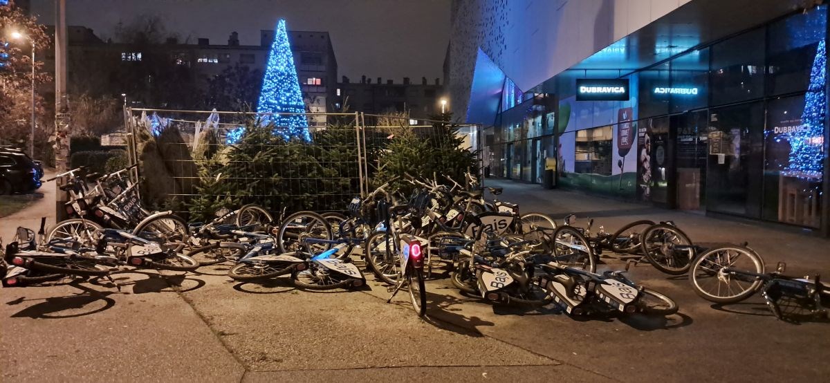 Uništeni bicikli Bajs ispred zagrebačkog trgovačkog centra