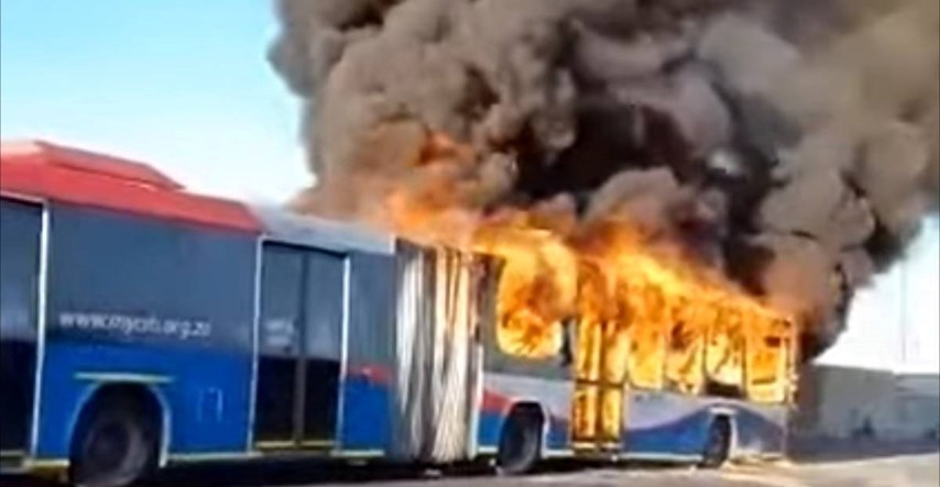 VIDEO U Cape Townu počeo štrajk taksista, zapaljena dva autobusa