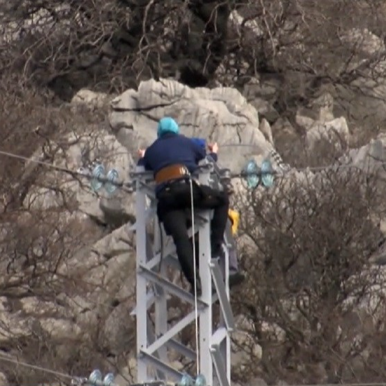 Oko 700 ličkih kućanstava bez struje. Bura onemogućava popravke, dijele se agregati