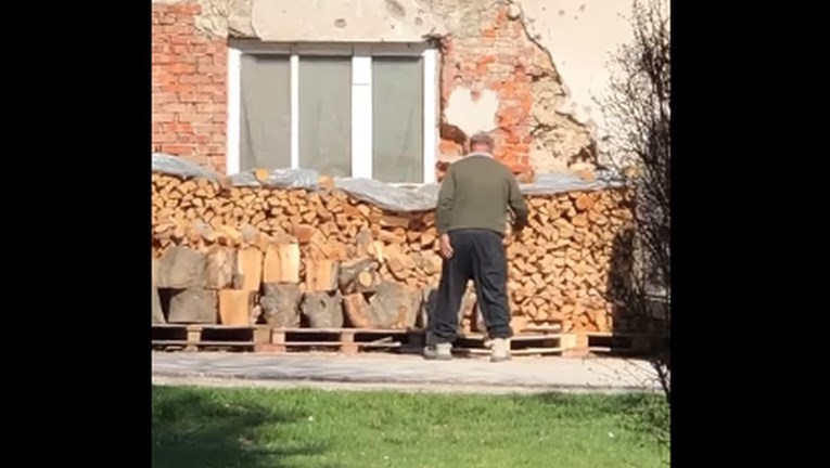 VIDEO Baka i djed iz BiH nasmijali regiju: Pogledajte kako unose drva u kuću
