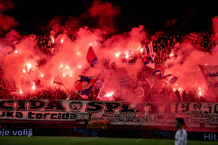 Hajduk i Dinamo kažnjeni zbog pirotehnike i rasizma na derbiju