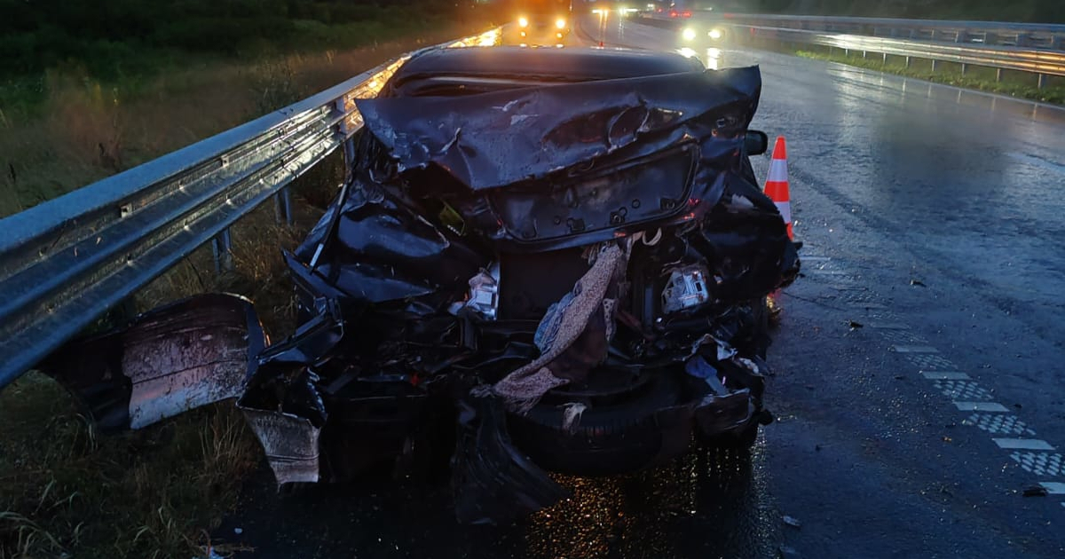 FOTO Vozačica Mercedesa udarila u kamion pa završila u zaštitnoj ogradi