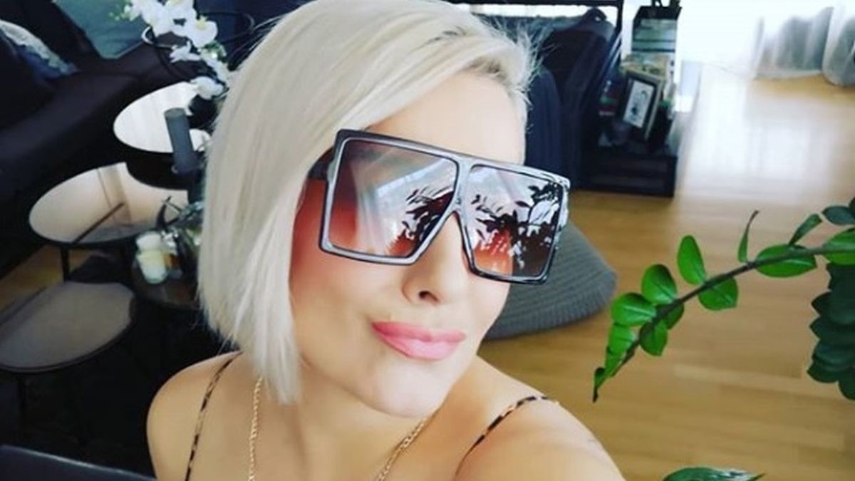 Indira Levak gurnula jako duboki dekolte u prvi plan