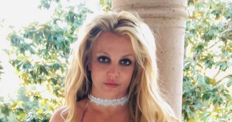Britney objavila fotke u badiću, fanovi: "Izgledaš kao da te drže za taoca"