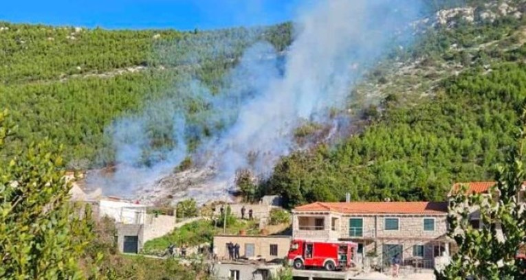 FOTO I VIDEO Jutros je izbio požar na Pelješcu