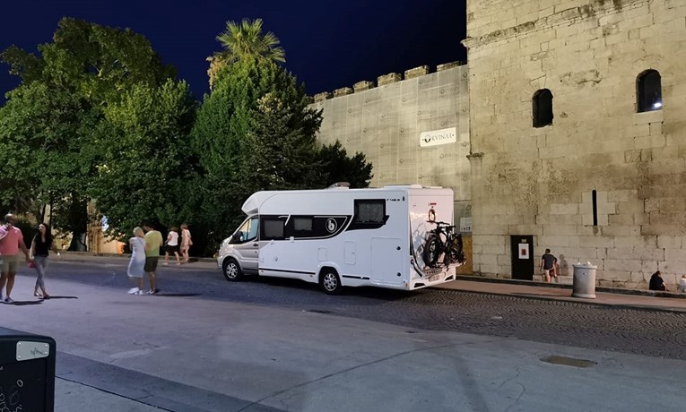 Turisti ilegalno kampirali u centru Splita. Ivošević: Ovo postaje stvar prošlosti