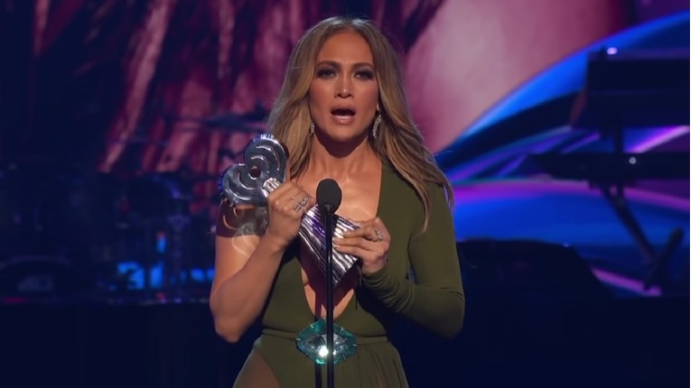 Kamere ulovile facu Bena Afflecka dok je Jennifer Lopez držala govor