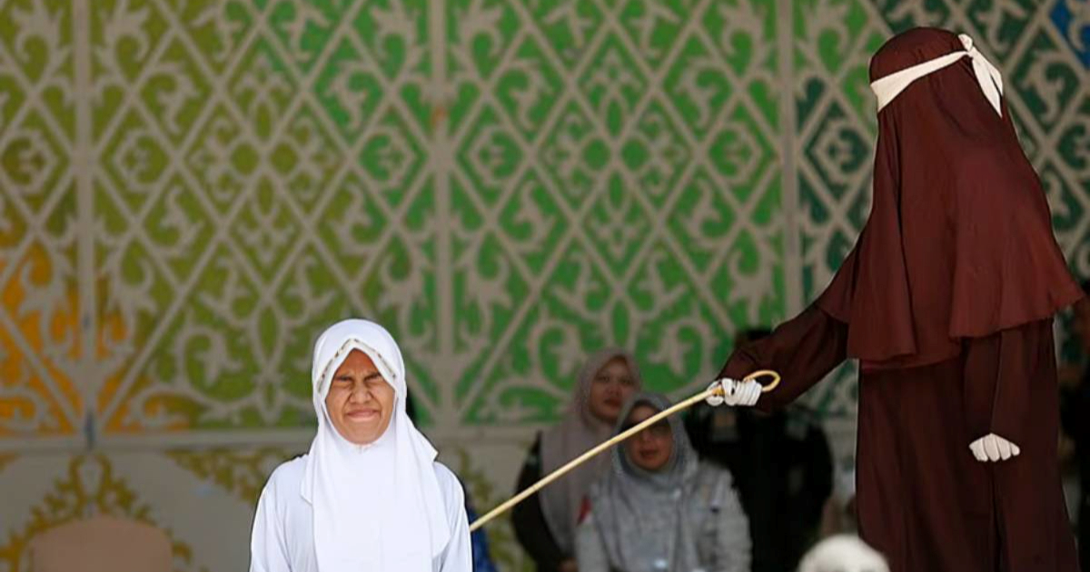 U Indoneziji par javno bičevan sa 140 udaraca zbog izvanbračnog s*ksa