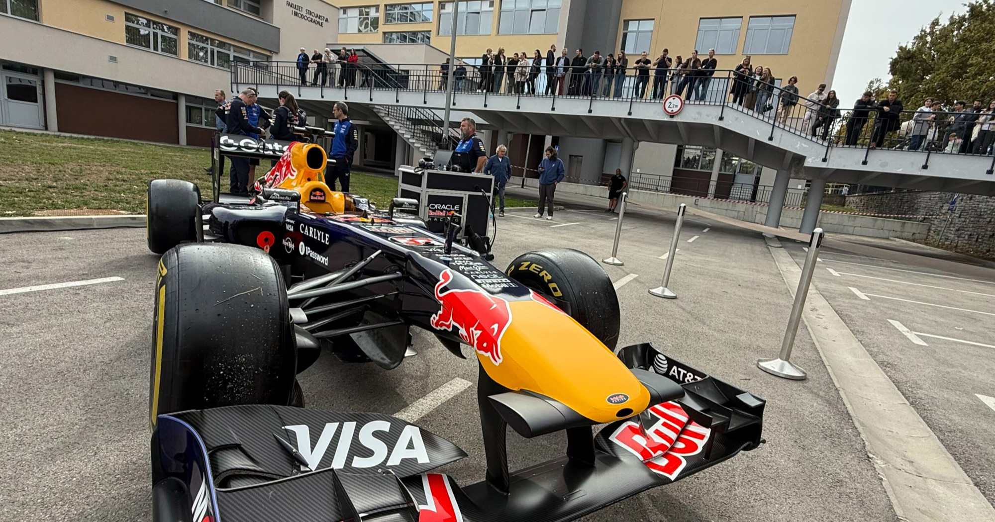 VIDEO "Kad sam ju čula, morala sam otići s posla": Formula 1 usred Zagreba