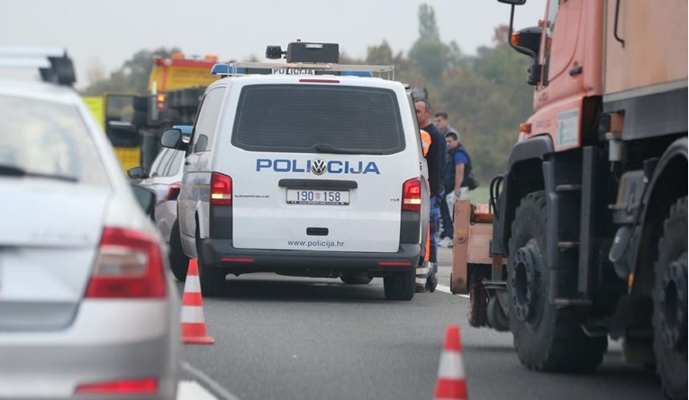 Kombi s Talijanima se zabio u kamion na autocesti A1, šest osoba teško ozlijeđeno