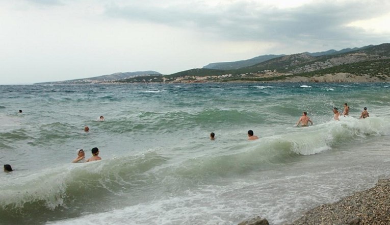 Ukinuta zabrana kupanja na plaži kod Novog Vinodolskog, more izvrsne kakvoće