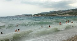 Ukinuta zabrana kupanja na plaži kod Novog Vinodolskog, more izvrsne kakvoće