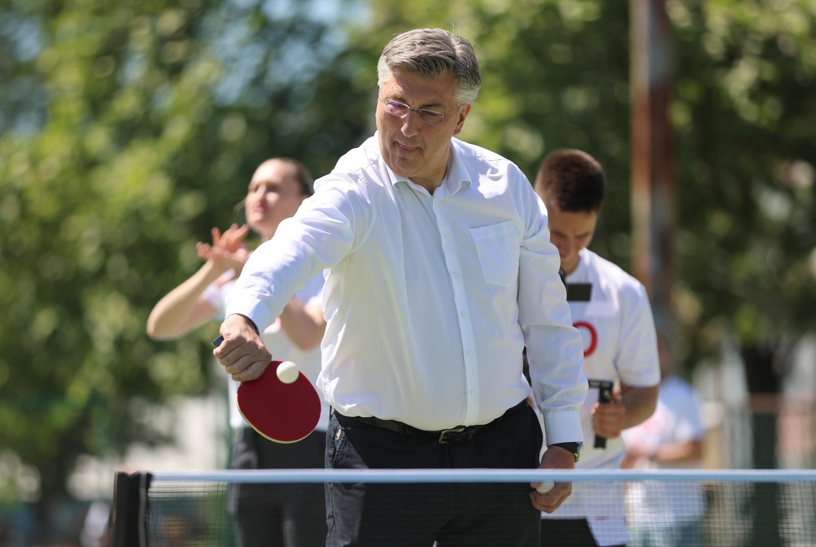 VIDEO Andrej Plenković zaigrao stolni tenis na Deflimpijskom danu u Zagrebu