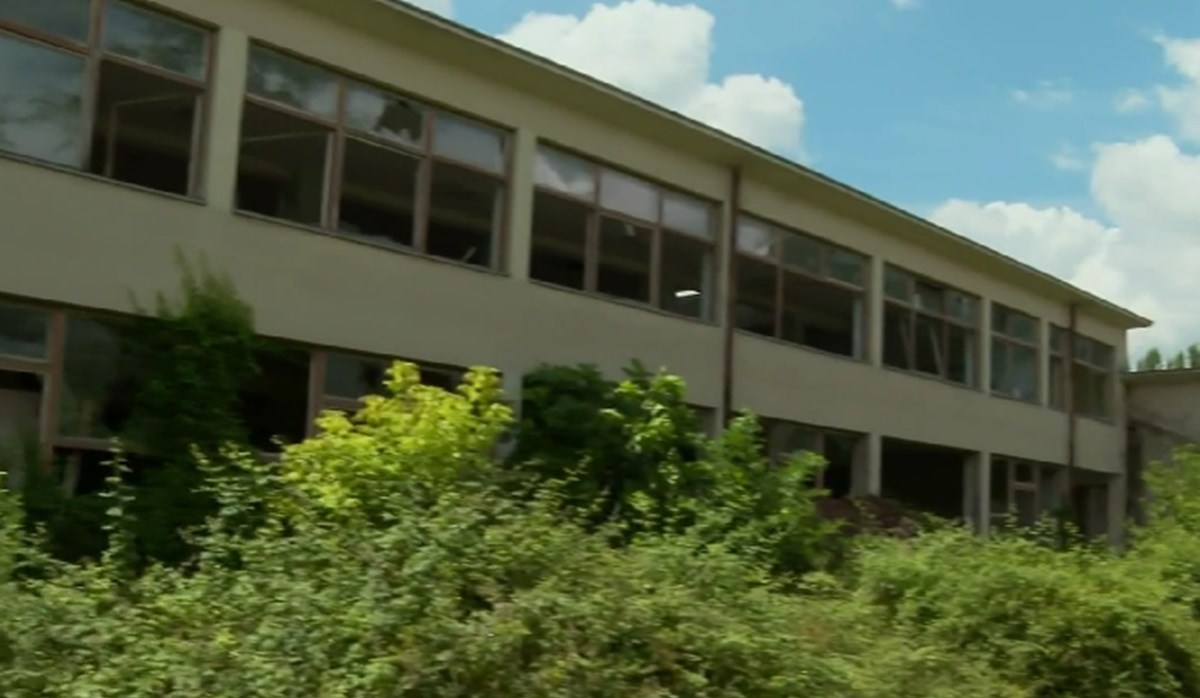 Tinejdžerica u Sinju po noći pala s krova bivše tvornice. Teško je ozlijeđena