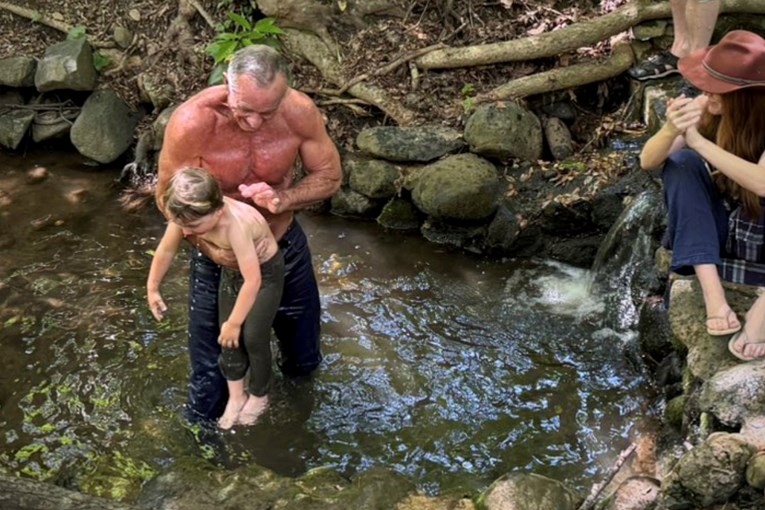FOTO Kennedy se s unucima kupao u zagađenom potoku