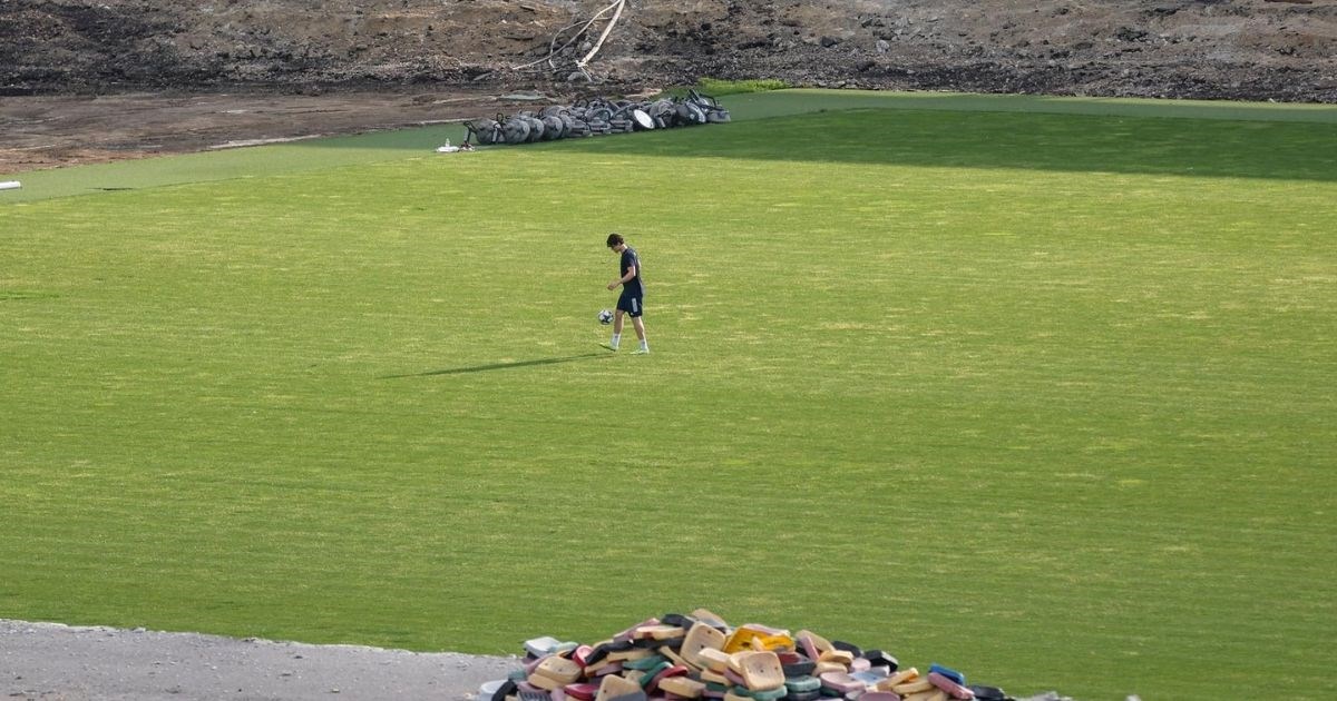 Kranjčevićeva se ruši, a mladić na njoj i dalje igra nogomet