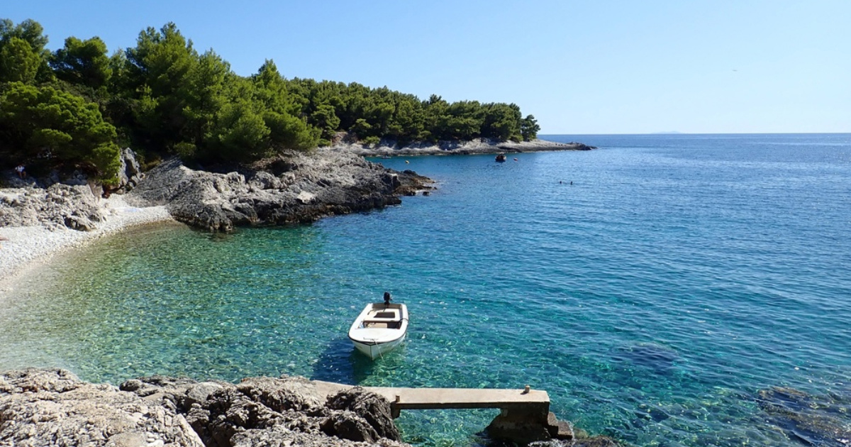 Tirkizno more i restoran uz obalu: Plaža blizu Hvara privlači one koji traže mir