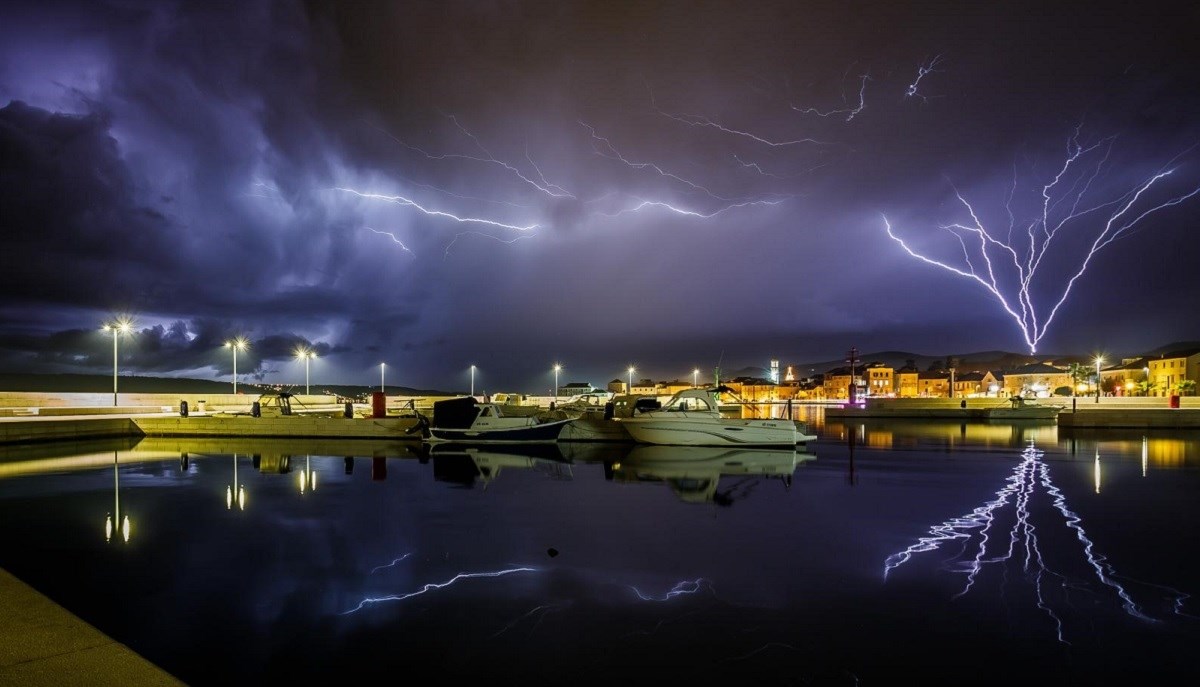 FOTO Ovako je sinoć izgledalo nebo nad splitskim područjem