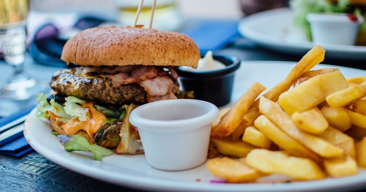 Ljudi koji konzumiraju junk food brže stare, tvrde znanstvenici