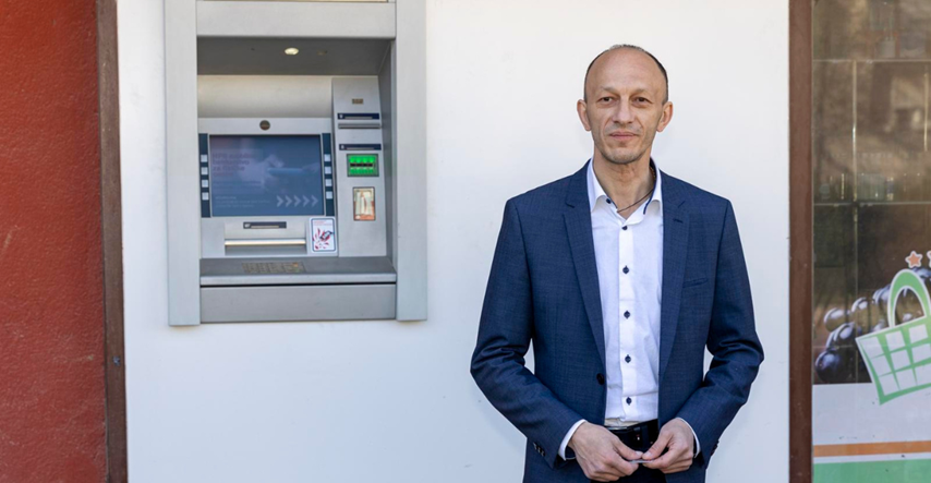 Župan svečano otvorio bankomat u Ličkom Osiku