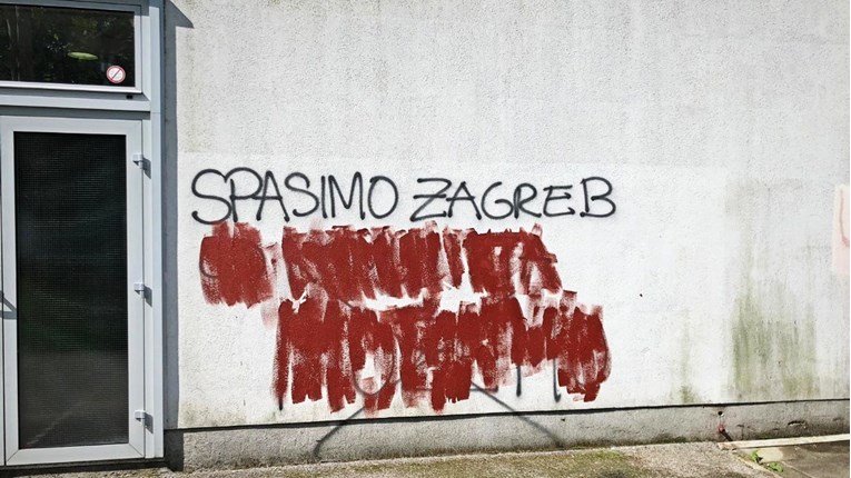 FOTO Na biračkom mjestu u Zagrebu ostavili poruku na zidu, odmah je uklonjena