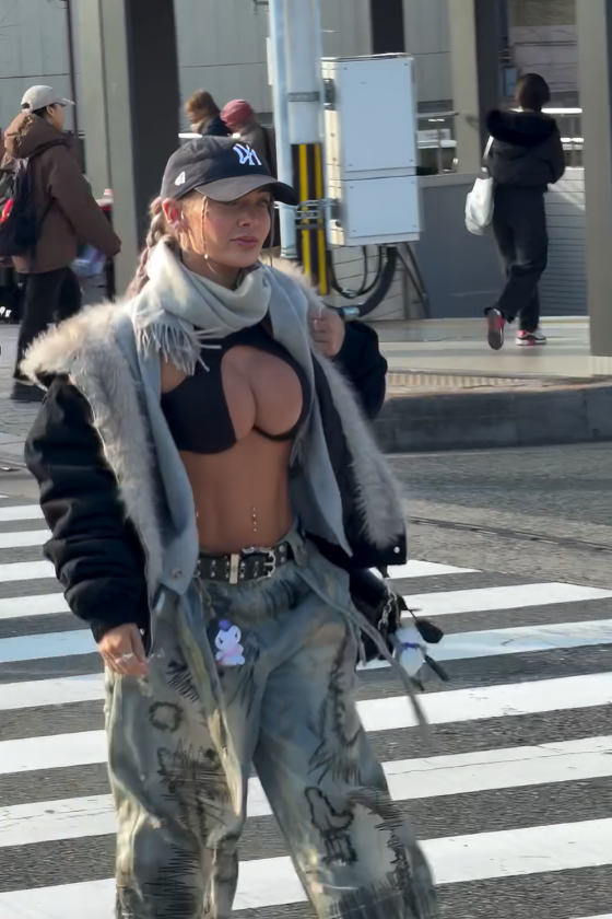 "Zašto svi bulje u mene?": Žena izazvala raspravu izdanjem za šetnju gradom